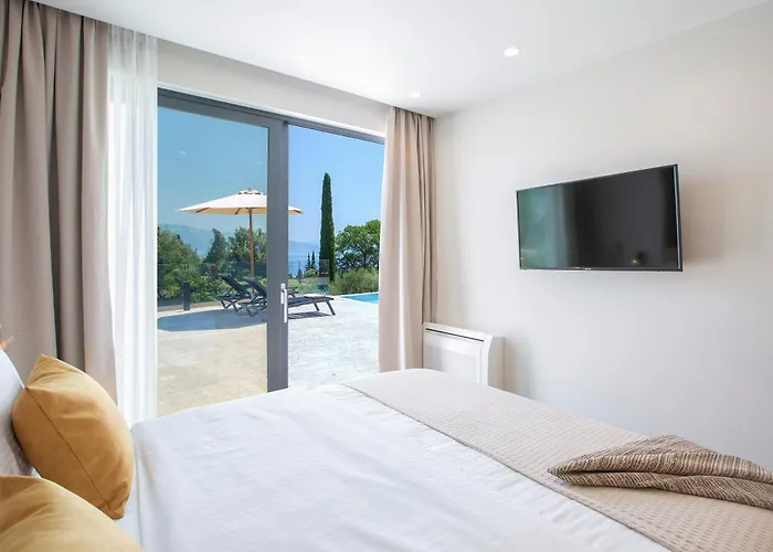 Bitter Almond Trees Νικιάνα